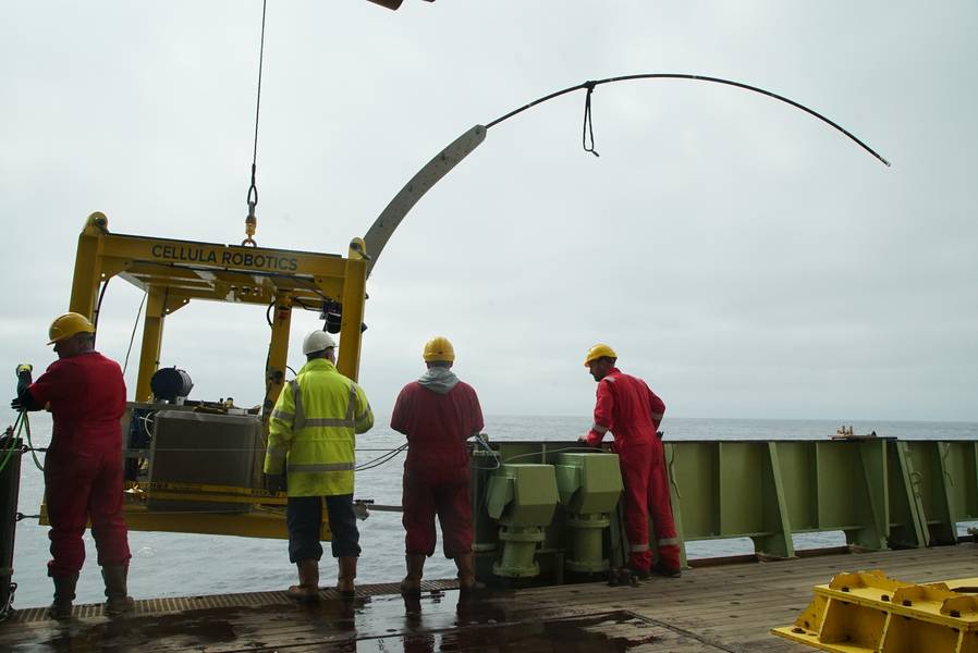 定制的钻机降低在RRS詹姆斯库克的侧面。钻机设计用于将弯曲的钢管推入海底沉积物中。图片：版权所有STEMM-CCS项目
