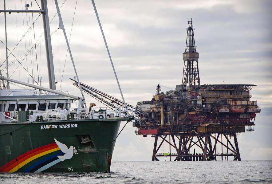オランダ、ドイツ、デンマークのグリーンピース活動家がシェルのブレント油田にある2つの石油プラットフォームに乗り込みました（©Marten van Dijl / Greenpeace）