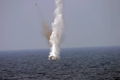 Foto del archivo: el personal de la Marina de los EE. UU. Detonó una mina flotante durante un ejercicio en el Golfo de México (foto de la Marina de EE. UU. Por Patrick Connerly)