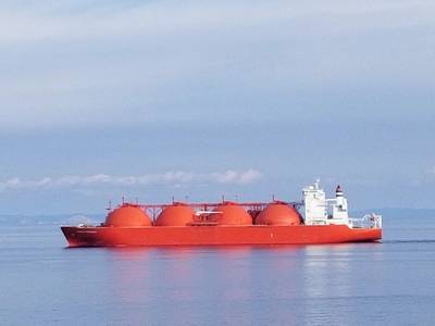 Imagem de arquivo: um transportador de LNG típico transita o Med em uma foto recente (CREDIT: Robert Murphy)