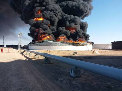 Τη Δευτέρα, η Εθνική Εταιρεία Πετρελαίου επιβεβαίωσε την απώλεια των δεξαμενών αποθήκευσης 2 και 12 στο τερματικό λιμάνι Ras Lanuf (Φωτογραφία: NOC)