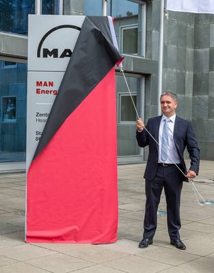 أوفه لاوبر ، الرئيس التنفيذي لشركة مان إنيرجي سوليوشنز ، الذي كشف النقاب عن اسم الشركة الجديد في مقر اوغسبورغ (الصورة: MAN Energy Solutions)