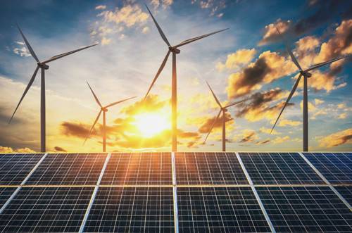 Energia eólica e solar: é necessário gerar muito mais energia dessas fontes para cumprir as metas estabelecidas para 2030 pelo Acordo de Paris sobre mudanças climáticas, de acordo com a DNV GL. (Foto © Adobe Stock / lovelyday12)