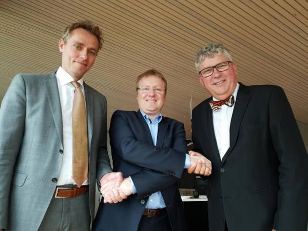 Εικόνα που έχει τραβηχτεί μετά τη σημερινή υπογραφή. Από αριστερά: Ola Borten Moe (ΟΚΑΑ CCO), Rich Denny (Διευθύνων Σύμβουλος A / S Norske Shell) και Erik Haugane (Διευθύνων Σύμβουλος της OKEA)