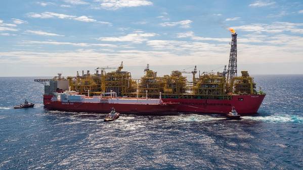 Υπεράκτια Αυστραλία: Η εγκατάσταση πλωτής υγροποιημένου φυσικού αερίου (FLNG) της Shell's Prelude έφερε το πρώτο φορτίο LNG νωρίτερα αυτήν την εβδομάδα. Στην εικόνα είναι η εγκατάσταση του Prelude FLNG, με τη Βαλένθια Knutsen να είναι δίπλα-δίπλα (φωτογραφία: Shell)