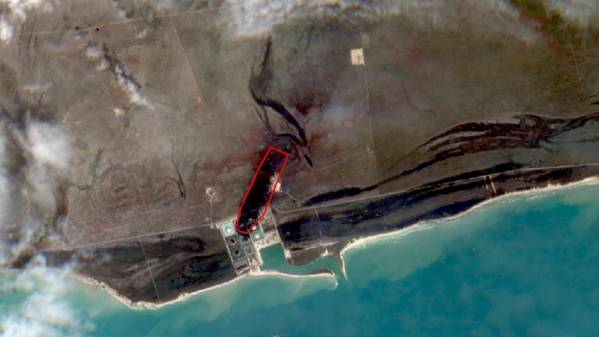 飓风多利安在大巴哈马岛南骑马点石油码头撞击后的卫星图像。红色轮廓表示溢油的羽流区域，约。 0.5平方公里，约长1.3公里。 （图片：ESA Sentinel-2卫星）