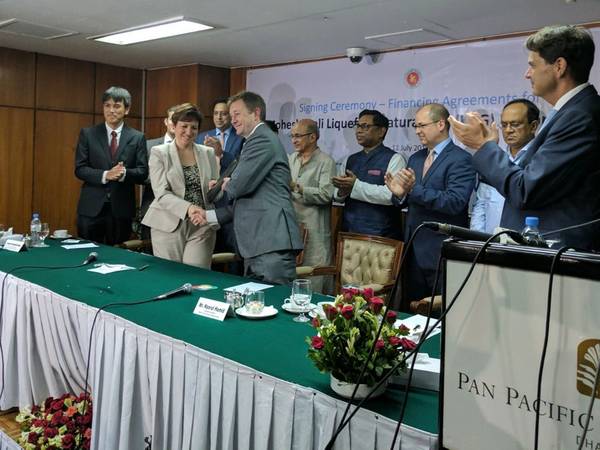 2017 की गर्मियों में ढाका में हस्ताक्षर समारोह में एक्सेलरेट सीएफओ निक बेडफोर्ड और आईएफसी, बांग्लादेशी सरकार, पेट्रोबंगला और परियोजना उधारदाताओं के प्रतिनिधियों। आईएफसी, विश्व बैंक समूह के सदस्य, और एक्सेलरेट एनर्जी बांग्लादेश लिमिटेड (एक्सेलरेट) सह हैं मोहेश्खाली फ़्लोटिंग एलएनजी परियोजना का विकास - बांग्लादेश की पहली तरलीकृत प्राकृतिक गैस (एलएनजी) आयात टर्मिनल। (छवि: एक्सेलरेट)