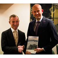 Ivar Aasheim, head of field development on the NCS, submitted the PDO for the Gullfaks Rimfaks valley development to Norway’s minister of petroleum and energy Tord Lien today, 16 December. (Photo: Ole Jørgen Bratland, Statoil)