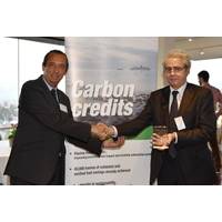 Carlos Soler, AkzoNobel’s Business Director for Southern and Eastern Europe (left) presenting 13,735 carbon credits to Costas Mitropoulos Neda Maritime Co Ltd’s Technical Director (Photo: AkzoNobel)