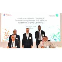 Group photo of Saudi Aramco management and Total management