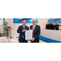 Johan Petter Tutturen, Business Director Gas Carriers, DNV GL (right), handed over the AIP to Mr. Yoshinori Mochida, President, KHI Ship & Offshore Structure Company. Photo: DNV GL