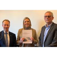 Minister of Petroleum and Energy Sylvi Listhaug receives the report on gas transport from CEO of Gassco, Frode Leversund (left). Kjell Agnar Dragvik, Director Analyses and framework at the NPD, also attended the presentation. Photo: Norwegian Petroleum Directorate (NPD)