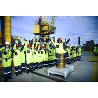 Minister of petroleum and energy Tord Lien celebrating with Statfjord employees. Click on the photo for a larger version. (Photo: Ole Jørgen Bratland)