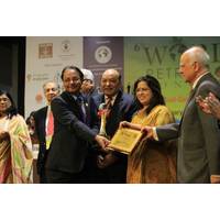Uma Shankar, Adani Enterprises Ltd received the award presented by Meenakshi Lekhi, Hon’ble Member of Parliament in the Lok Sabha Photo Adani Enterprises