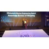Singapore’s Senior Minister of State for Transport Josephine Teo presented the Offshore & Marine Engineering Award to ABS Regional Vice President Thomas Tan. Photo: ABS