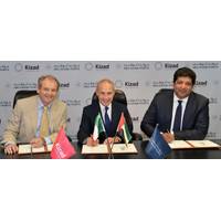 Zakee Siddiqi, Chairman & CEO SIDDCO Group, joined by the Italian Ambassador to the UAE, and Alberto Lauro, CEO, istituto Italiano della Saldatura during the signing ceremony (Photo: Abu Dhabi Ports)