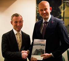 Ivar Aasheim, head of field development on the NCS, submitted the PDO for the Gullfaks Rimfaks valley development to Norway’s minister of petroleum and energy Tord Lien today, 16 December. (Photo: Ole Jørgen Bratland, Statoil)