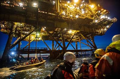 Greenpeace activists from the Netherlands, Germany and Denmark boarded two oil platforms in Shell’s Brent field (© Marten van Dijl / Greenpeace)
