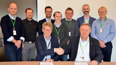 Olav Henriksen, SVP Projects at Aker BP, and Rolf Ivar Sørdal, Commercial Director GNS at DeepOcean, pictured here together with the team, signed the contract October 25. (Photo: AkerBP)