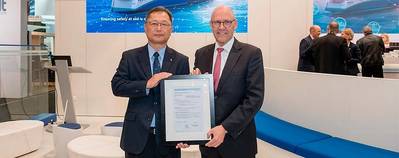 Johan Petter Tutturen, Business Director Gas Carriers, DNV GL (right), handed over the AIP to Mr. Yoshinori Mochida, President, KHI Ship & Offshore Structure Company. Photo: DNV GL
