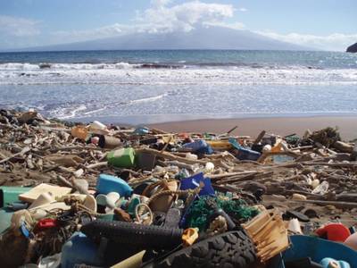 Marine debris in Hawaii has caused the beach to look like a landfill (Photo: NOAA)