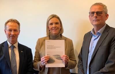 Minister of Petroleum and Energy Sylvi Listhaug receives the report on gas transport from CEO of Gassco, Frode Leversund (left). Kjell Agnar Dragvik, Director Analyses and framework at the NPD, also attended the presentation. Photo: Norwegian Petroleum Directorate (NPD)