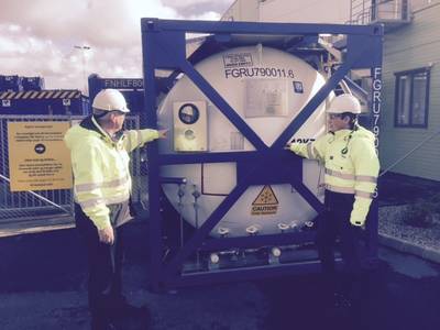 Morten Smith shows tanks to Helge Qverneland, BD Manager (Photo: Ferguson Group)