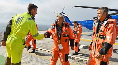 Norwegian prime minister Erna Solberg and Statoil CEO Helge Lund were greeted by Gudrun platform manager Ole Martin Bakken. (Photo: Harald Pettersen)