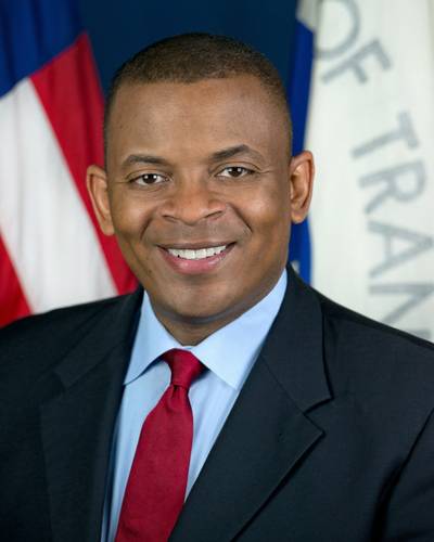 Official portrait of Secretary of Transportation Anthony Foxx.