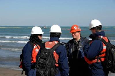 Response team meeting: Image courtesy of USCG