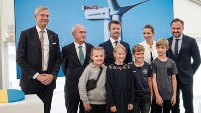 From left to right: CEO of Vattenfall Magnus Hall, Chairman of Vattenfall Lars G. Nordström, HRH Crown Prince of Denmark, Danish Prime Minister Mette Frederiksen, Minister of Climate, Energy and Utilities Dan Jørgensen and pupils from Hvide Sande School. Photo: JESPER VOLDGAARD