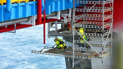 Scaffolding work on the Sleipner field. (Photo: Harald Pettersen)