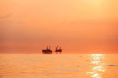 Silhouette of an oil platform at sunset in the Gulf of Mexico - Image by Lukasz Z / AdobeStock