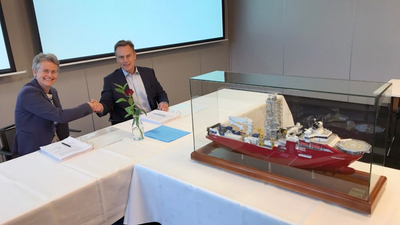 Geir Sjøberg (right), CEO Akofs Offshore, and Rannfrid Skjervold, vice president procurement subsurface Equinor.
(Photo: Kjetil Eide / Equinor ASA)