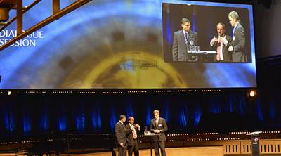 Here Statoil CEO Helge Lund concludes a dialogue session with GE Oil and Gas head Lorenzo Simonelli regarding some of the challenges and opportunities that operators and suppliers share. (Photo: Harald Pettersen - Statoil)