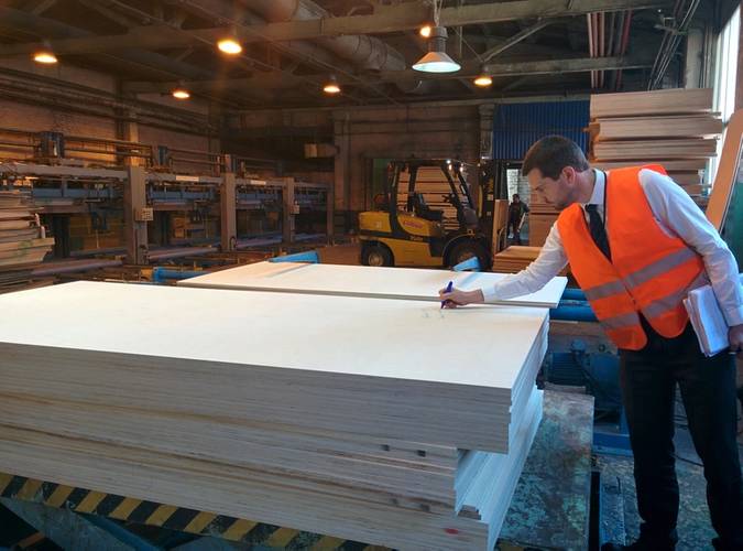 GTT's auditor signs of plywood samples for qualification tests. (Photo: Sveza)