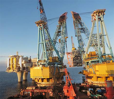 The compressor module was lifted into place by Saipem 7000, one of the world's largest heavy lift vessels.