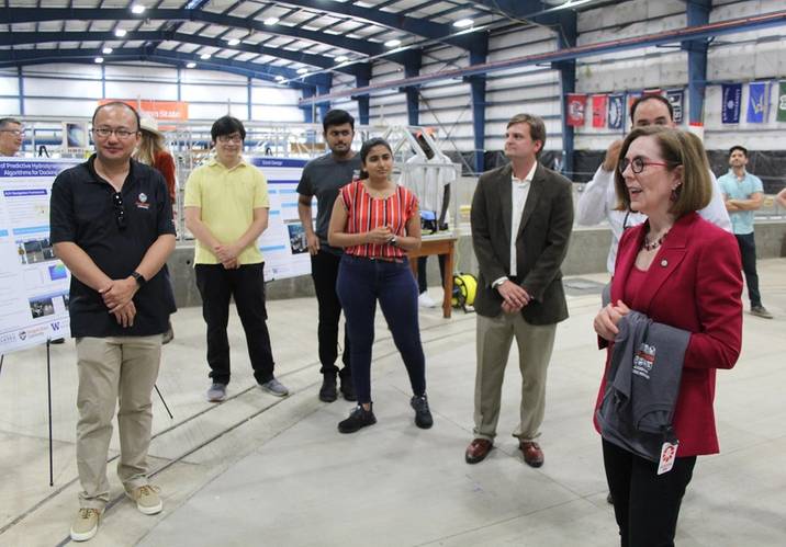 Governor Kate Brown speaks to Oregon State University students about wave energy and robotics. (photo: Theresa Hogue)