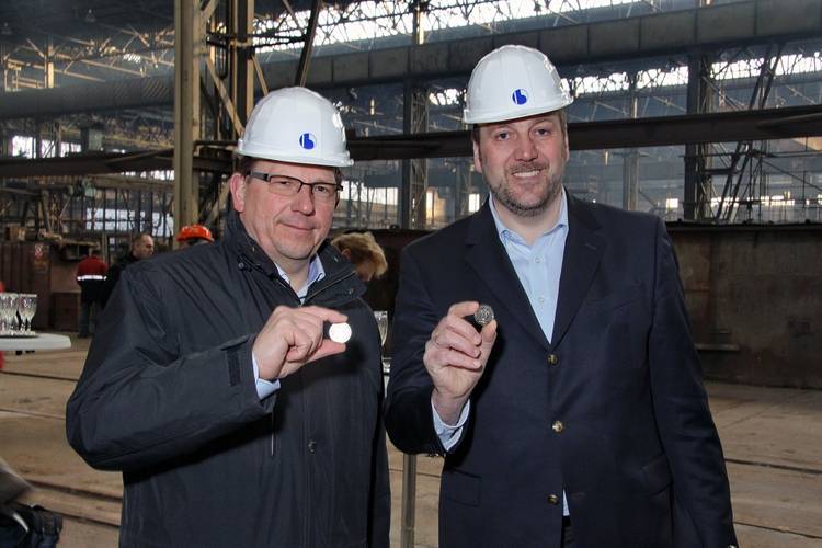 Max Kommorowski (Managing Director of Hybrid Port Energy, left) and Dirk Lehmann (Managing Director of Becker Marine Systems, right)