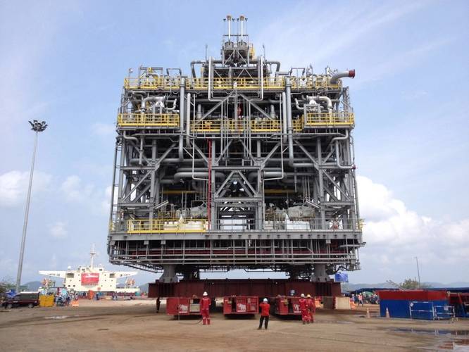 Load-out of the first module onto the module carrier MV Mega Trust using Mammoet’s SPMTs. (Photo: Mammoet)