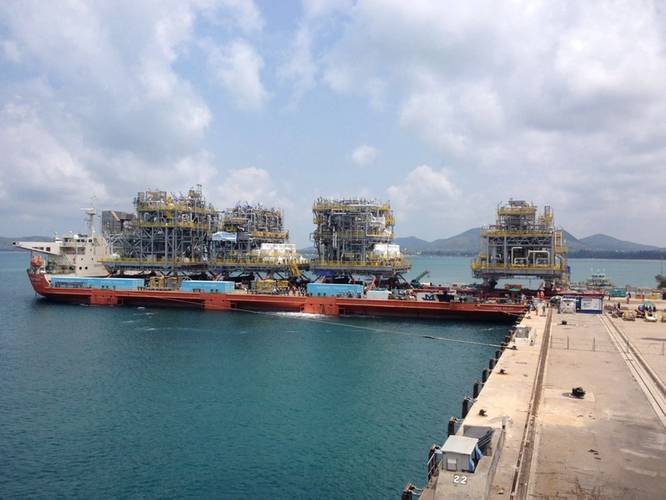 Load-out of the fourth module onto the module carrier MV Mega Trust using Mammoet’s SPMTs. (Photo: Mammoet)