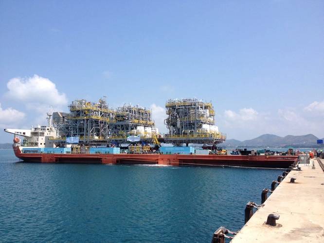 Load-out of the third module onto the module carrier MV Mega Trust using Mammoet’s SPMTs. (Photo: Mammoet)