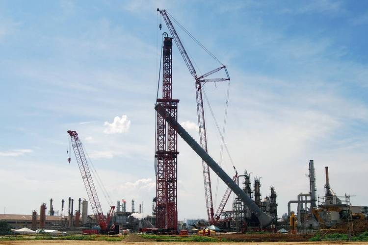 Mammoet crane at Reficar Refinery, Cartagena, Colombia (Photo: Mammoet)