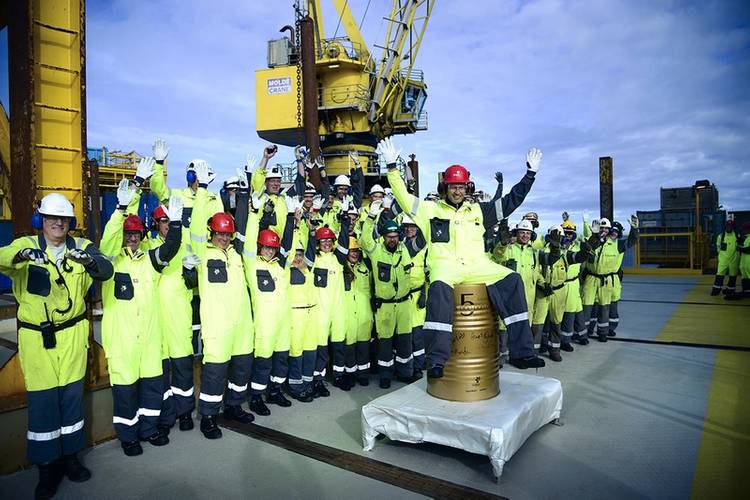 Minister of petroleum and energy Tord Lien celebrating with Statfjord employees. Click on the photo for a larger version. (Photo: Ole Jørgen Bratland)