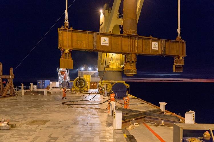 Overboarding the test beam (Photo: SAL Heavy Lift)