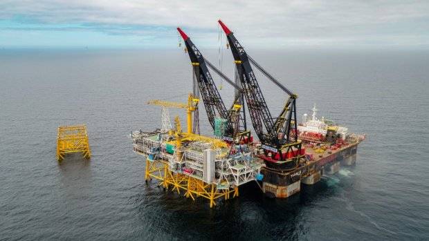 All the pieces of the platform puzzle were lifted in place by the heavy-lift vessel Thialf. (Photo Woldcam - Roar Lindefjeld  Bo Randulff  Statoil)