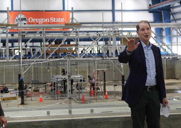 Senator Ron Wyden discusses the importance of renewable energy at a visit to the O.H. Hinsdale Wave Research Laboratory on the Oregon State campus (photo: Theresa Hogue)