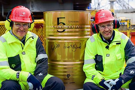 Arne Sigve Nylund (left), Statoil’s executive vice president for Development and Production Norway with Minister of petroleum and energy Tord Lien.. Click on the photo for a larger version. (Photo: Ole Jørgen Bratland)