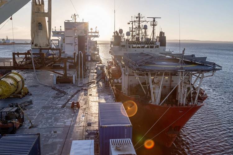 The DSV taking a rest alongside Lone (Photo: SAL Heavy Lift)