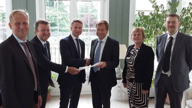 The Technology Qualification certificate was signed at the British Embassy in Copenhagen on July 12. From left to right: Per Langer, Chairman of AW-Energy; Christopher Ridgewell, Chief Technology Officer of AW-Energy; John Liljelund, CEO of AW-Energy; Thomas Thune Andersen, Chairman of Lloyd’s Register; HE Vivien Life, the British Ambassador to Denmark; and Ross Wigg, Vice-President Renewables of Lloyd’s Register (Photo: Lloyd’s Register)